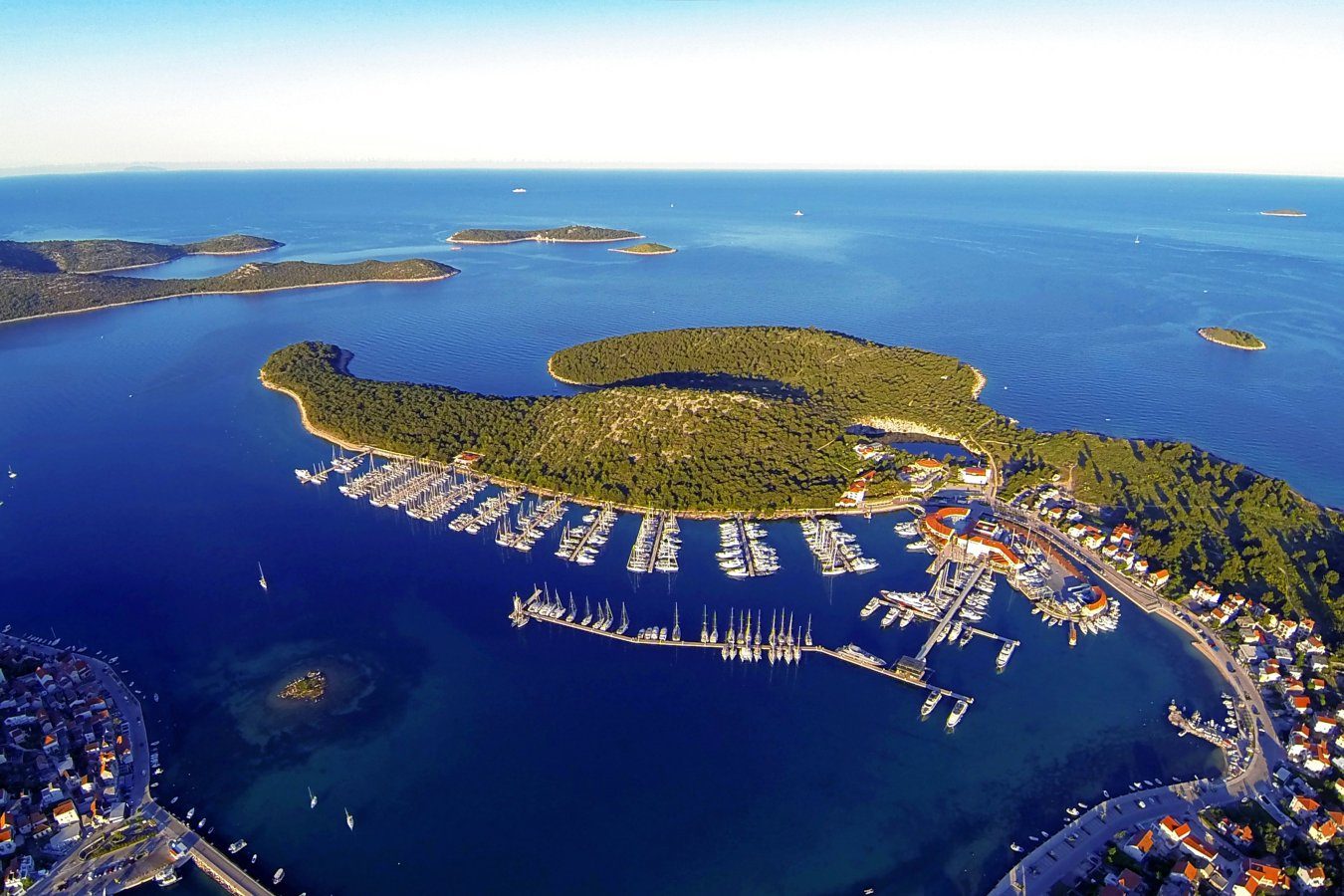 Marina Frapa iz zraka — deset gatova u uvali Soline, poluotok Gradina i Rogoznica
